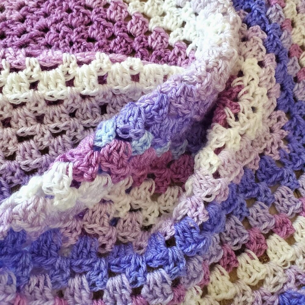 CROCHET BABY BLANKET AFGHAN GRANNY SQUARE 30"x 30" WHITE LILAC BLUE NEW
